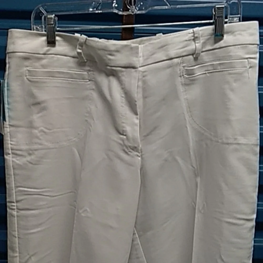 White Bermuda shorts. In Moda - Picture 2 of 3